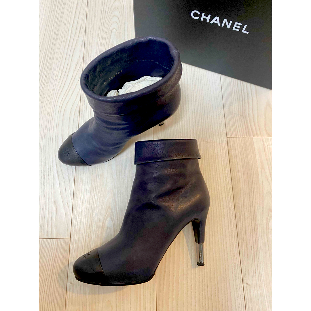 CHANEL(シャネル)のCHANEL シャネル 新品同様 ロゴ ショートブーツ レディースの靴/シューズ(ブーティ)の商品写真
