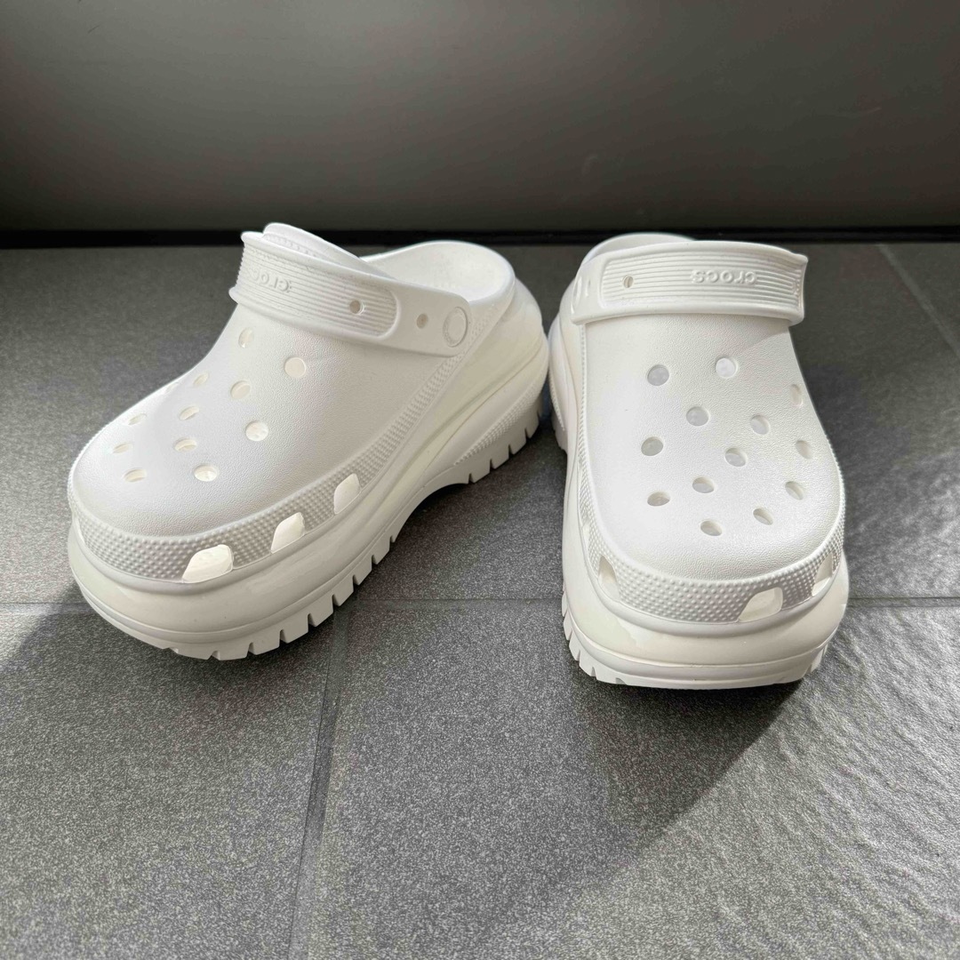 crocs(クロックス)の【CROCS】Classic Mega Crush Clog  ホワイト22cm レディースの靴/シューズ(サンダル)の商品写真