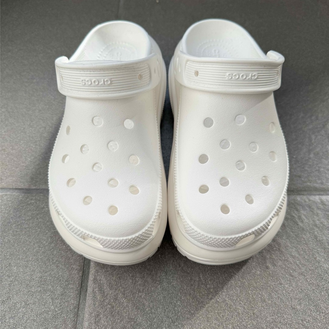 crocs(クロックス)の【CROCS】Classic Mega Crush Clog  ホワイト22cm レディースの靴/シューズ(サンダル)の商品写真