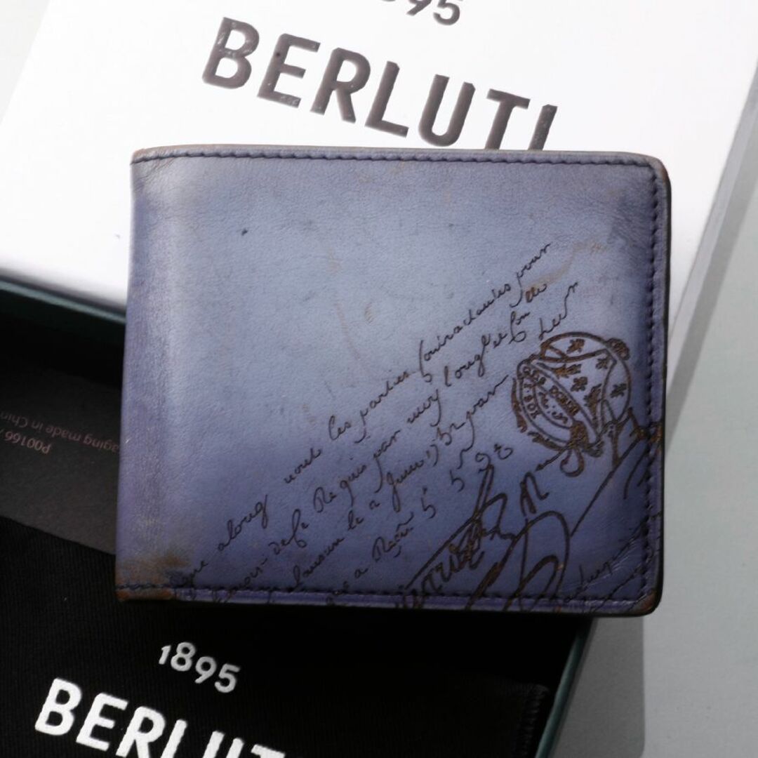 Berluti(ベルルッティ)のK3471 ベルルッティ カリグラフィー 二つ折 カード 札入れ ITALY製 メンズのファッション小物(折り財布)の商品写真