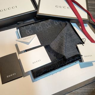 グッチ(Gucci)の❤新品箱袋付❤GUCCI マフラー ショール ストール スカーフ❤ブラック薄手❤(マフラー)