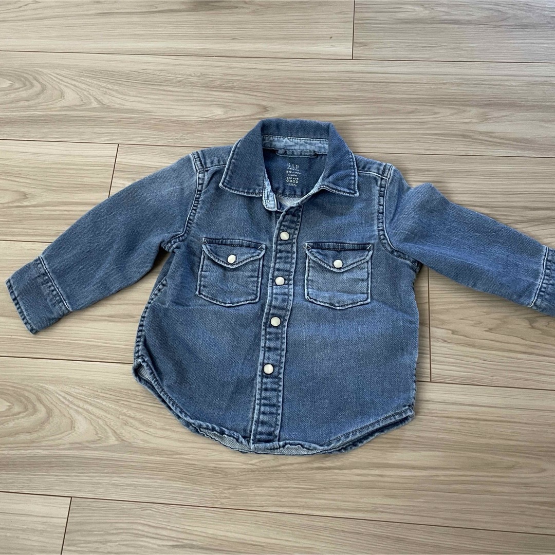 babyGAP(ベビーギャップ)のbabygap デニムシャツ キッズ/ベビー/マタニティのキッズ服男の子用(90cm~)(Tシャツ/カットソー)の商品写真