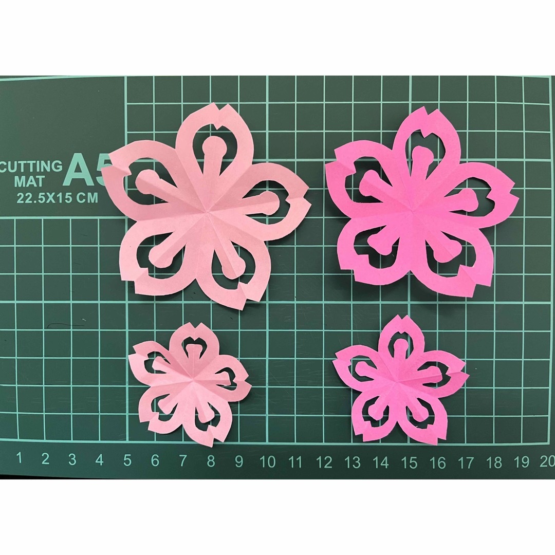 桜　花　枝　折り紙　ハンドメイド　壁面飾り　春　お祝い　 ハンドメイドの素材/材料(型紙/パターン)の商品写真