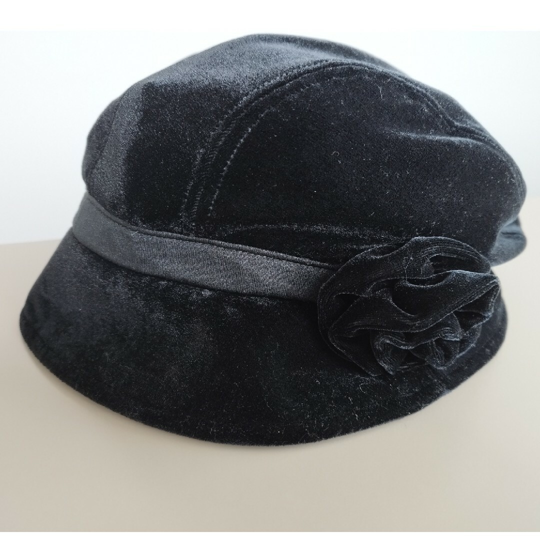 レディースハット ベロア調 黒 秋冬 帽子 ブラック クラシカルハット キャップ レディースの帽子(ハット)の商品写真