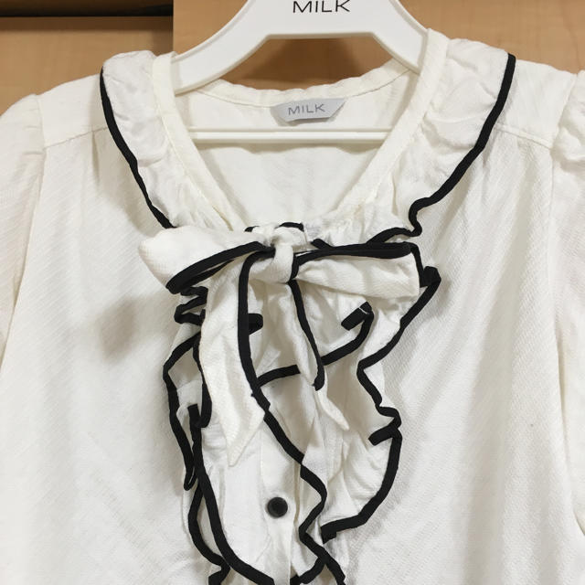 MILK(ミルク)のリボン フリル ブラウス 白 黒 レディースのトップス(シャツ/ブラウス(長袖/七分))の商品写真