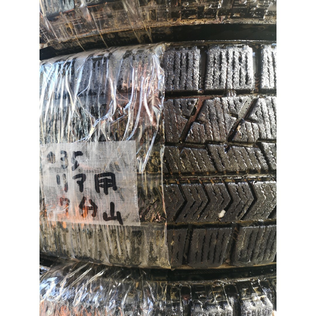 BRIDGESTONE(ブリヂストン)の○35中古　ブリヂストン　ブリザックVRX　155/65R14　スタッドレス４本 自動車/バイクの自動車(タイヤ)の商品写真