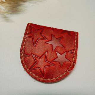 ハンドメイド　星柄型押し　革コインケース　レッド(財布)