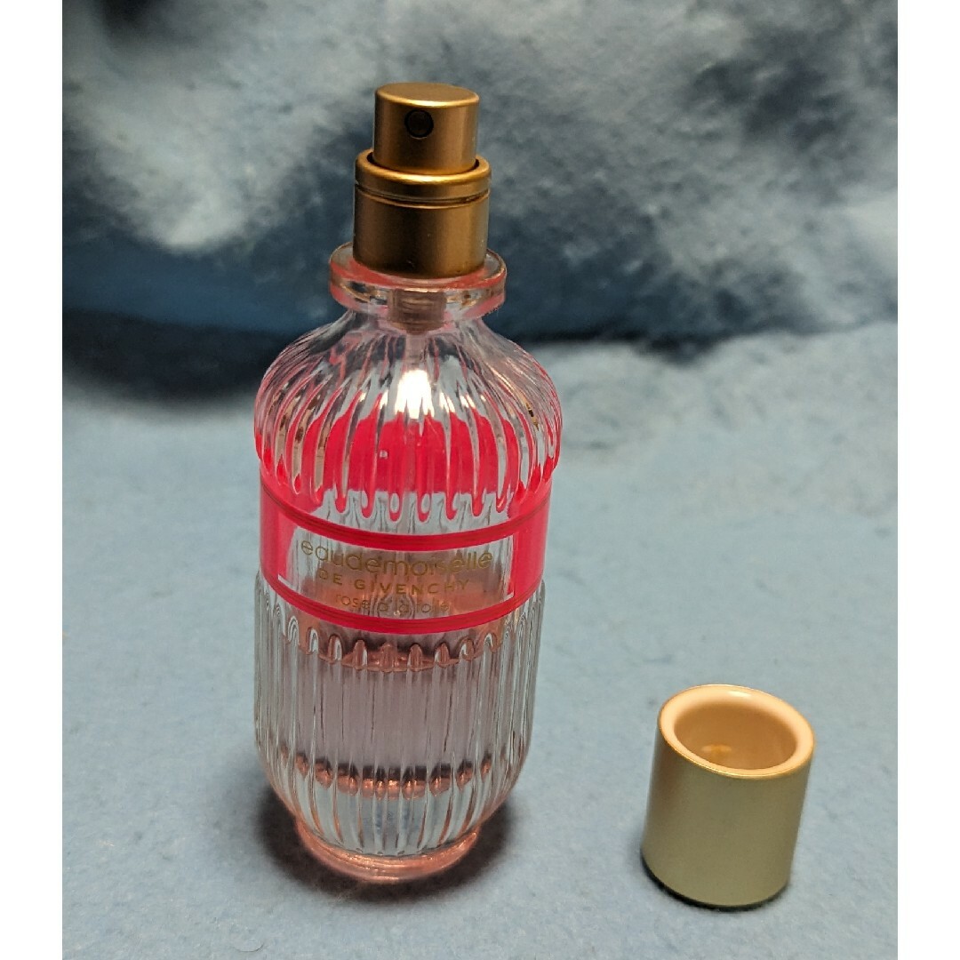 GIVENCHY(ジバンシィ)の残量少なめジバンシーオードモワゼルローズアラフォリオーデトワレ50ml コスメ/美容の香水(香水(女性用))の商品写真