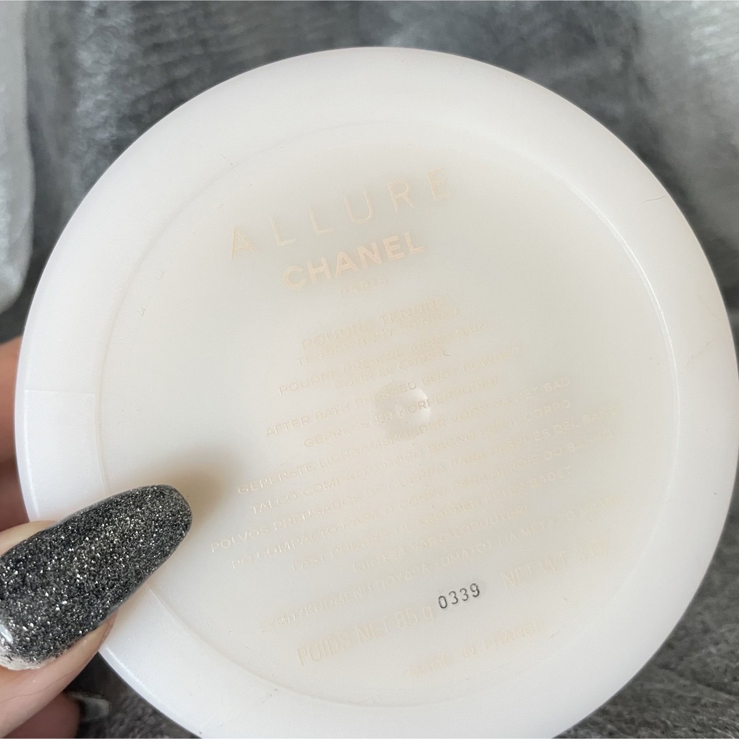 CHANEL(シャネル)のCHANEL　シャネル　アリュールボディ　パウダー　85ｇ コスメ/美容のボディケア(ボディパウダー)の商品写真