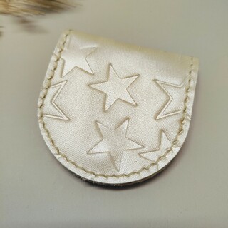 ハンドメイド　星柄型押し　革コインケース　パールホワイト(財布)