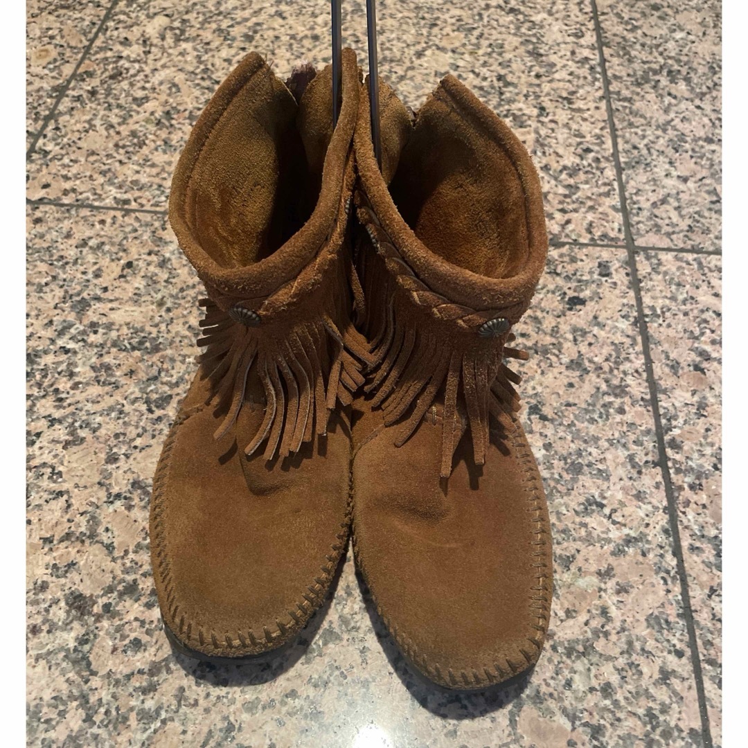 【minnetonka】フリンジ　スエードブーツ　ミネトンカ　モカシン レディースの靴/シューズ(ブーツ)の商品写真