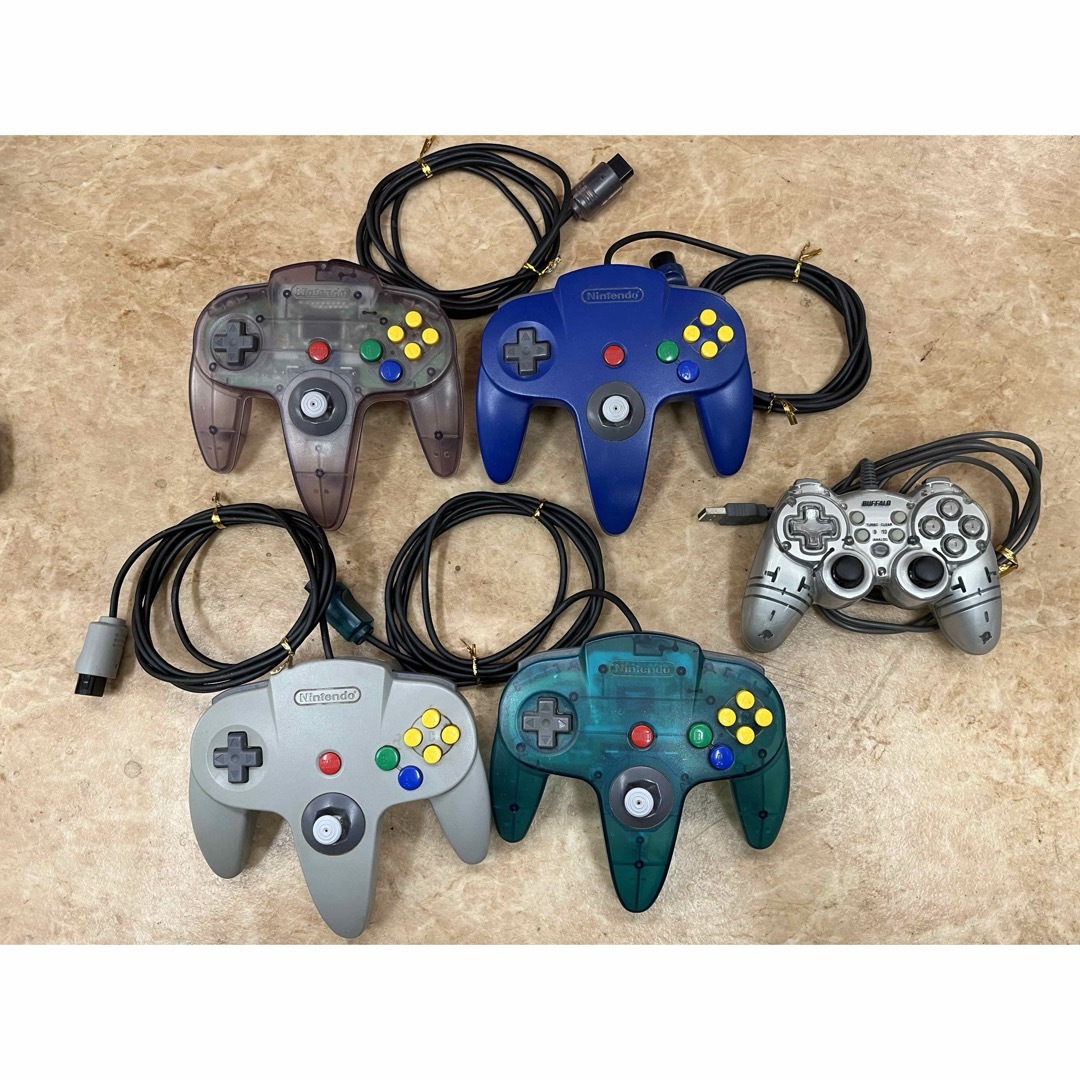 ニンテンドー64本体、コントローラー5台、ソフト5ケ、その他セット エンタメ/ホビーのゲームソフト/ゲーム機本体(家庭用ゲーム機本体)の商品写真