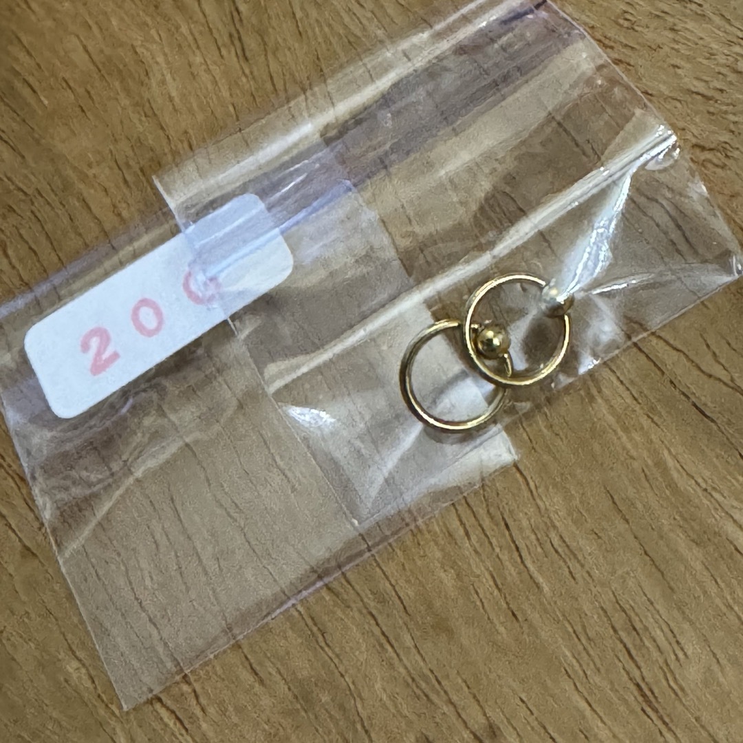 新品 未使用 フープ ピアス 金属アレルギー対応 ゴールド 20G レディースのアクセサリー(ピアス)の商品写真