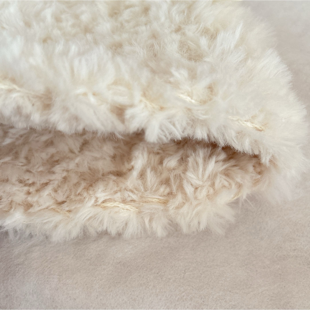 【ハンドメイド・完成品】猫耳ニット帽　リボン　ファー　アイボリー　ホワイト ハンドメイドのファッション小物(帽子)の商品写真
