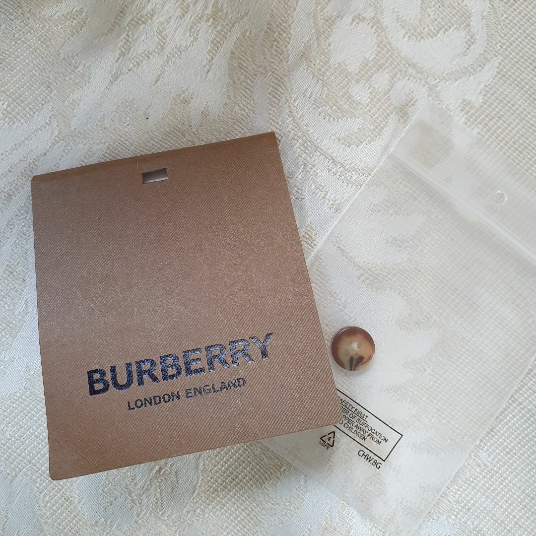 BURBERRY(バーバリー)の【新品・未使用】BURBERRY kids ポロワンピース　ブラック　10Y　 キッズ/ベビー/マタニティのキッズ服女の子用(90cm~)(ワンピース)の商品写真