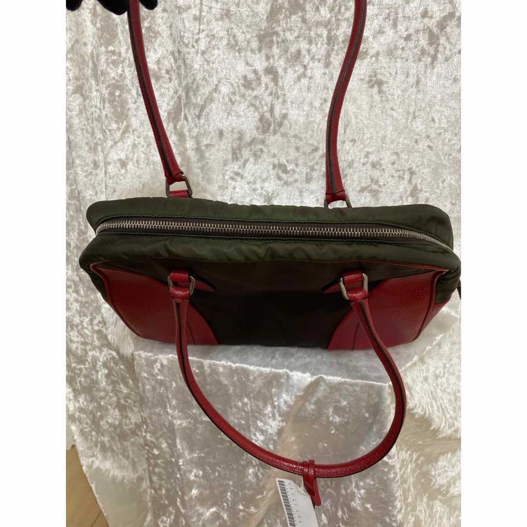 PRADA(プラダ)のPRADA ナイロンバック　ミニボストン　赤×カーキ　美品 レディースのバッグ(ボストンバッグ)の商品写真