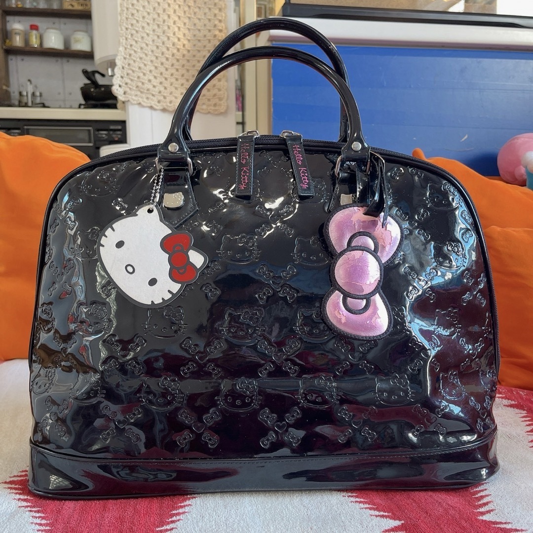 サンリオ(サンリオ)の【未使用品♡レア】Loungefly×HelloKitty エナメルバック　旅行 レディースのバッグ(ハンドバッグ)の商品写真