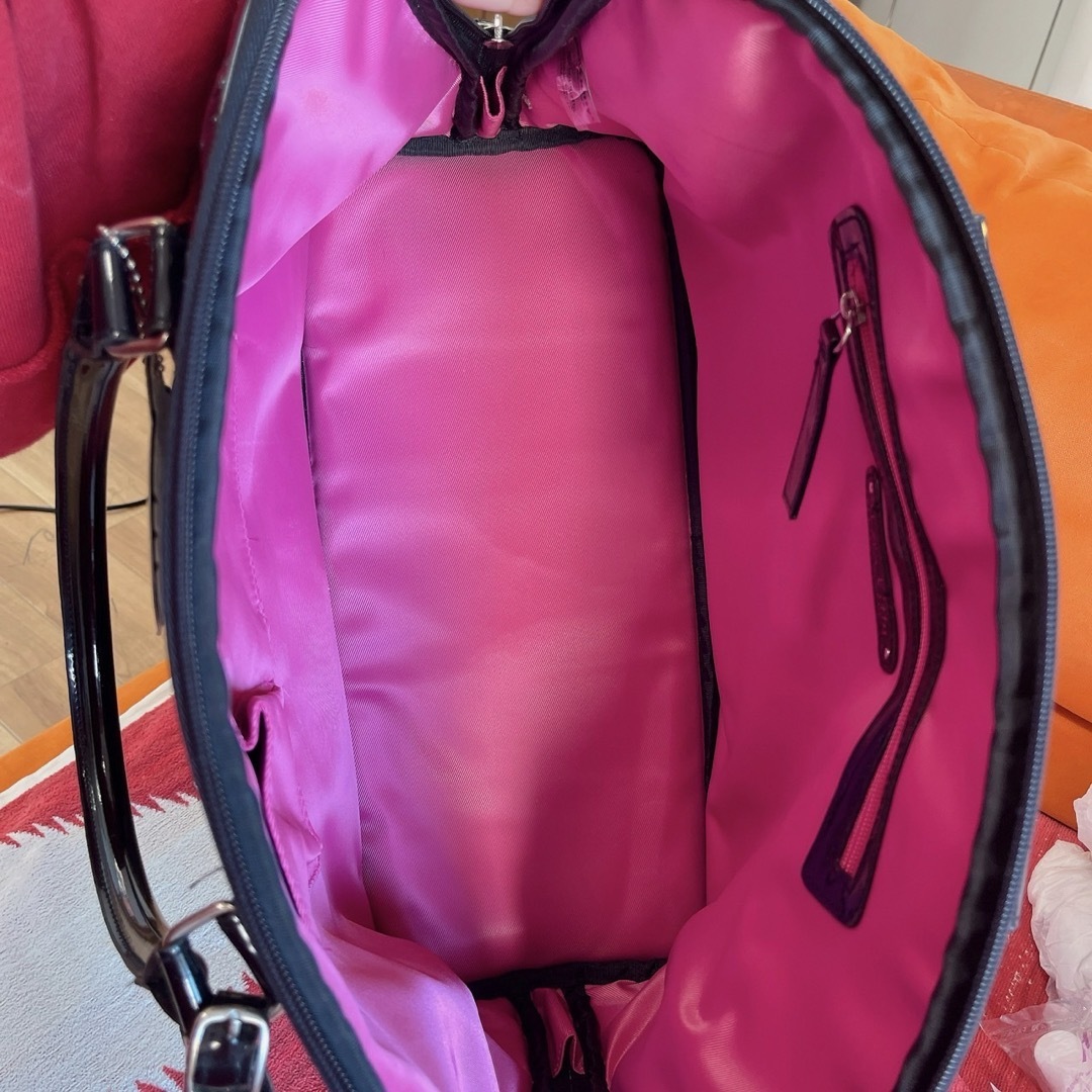 サンリオ(サンリオ)の【未使用品♡レア】Loungefly×HelloKitty エナメルバック　旅行 レディースのバッグ(ハンドバッグ)の商品写真