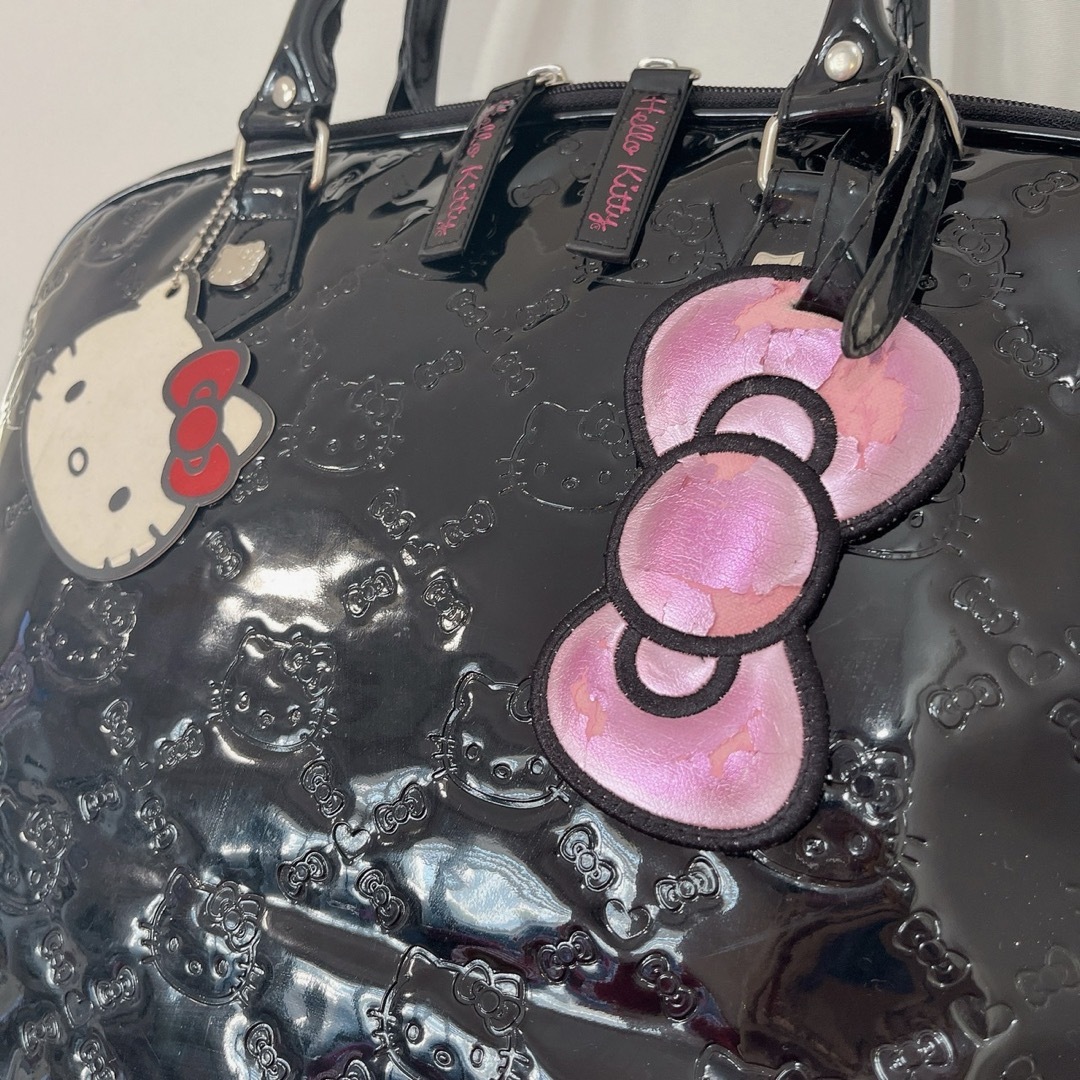 サンリオ(サンリオ)の【未使用品♡レア】Loungefly×HelloKitty エナメルバック　旅行 レディースのバッグ(ハンドバッグ)の商品写真