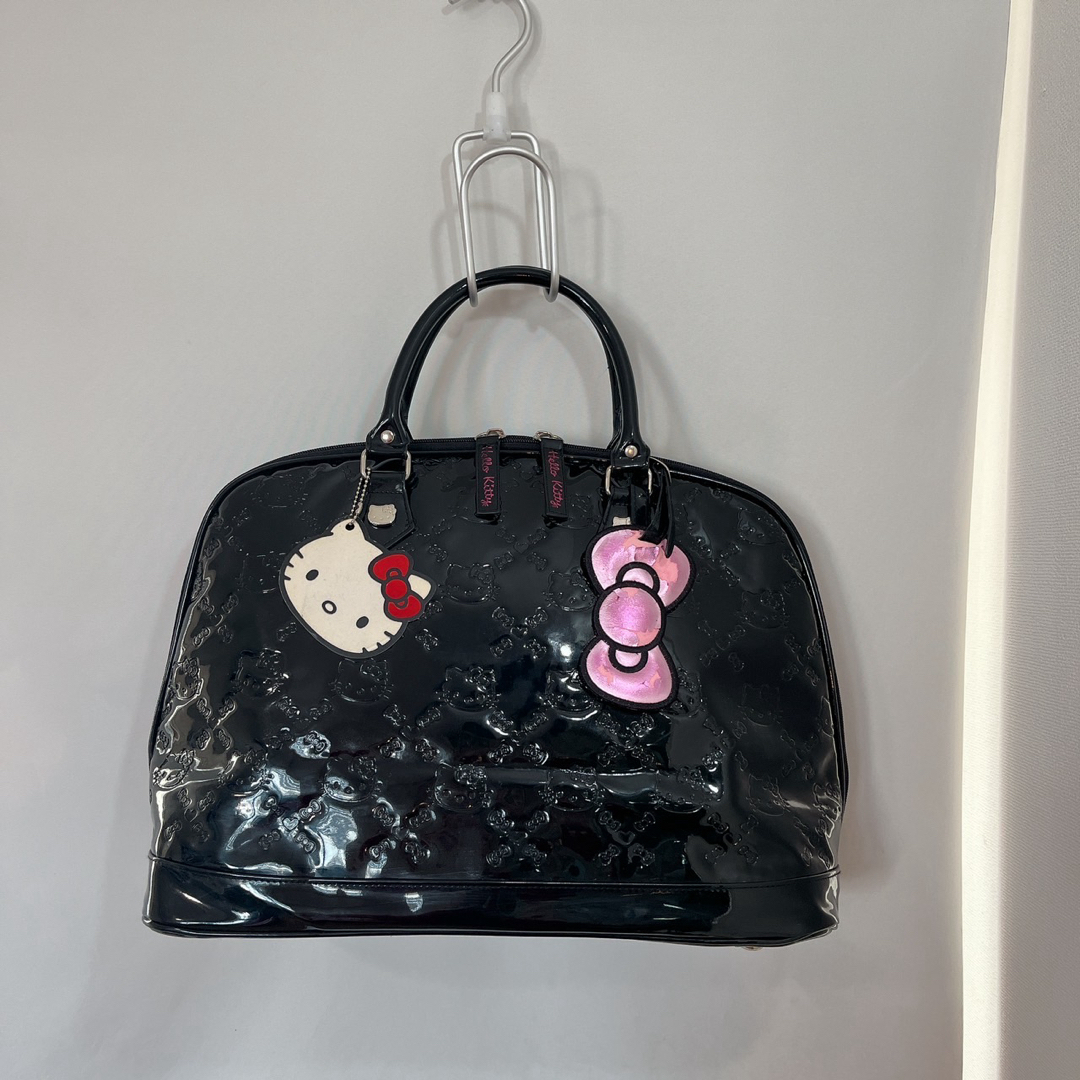 サンリオ(サンリオ)の【未使用品♡レア】Loungefly×HelloKitty エナメルバック　旅行 レディースのバッグ(ハンドバッグ)の商品写真