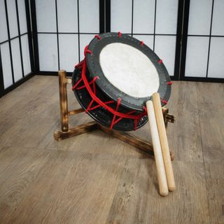 【新品】【蔵出し】締め太鼓 牛 革 和太鼓 バチ付き 台付き 入門用 セット(和太鼓)