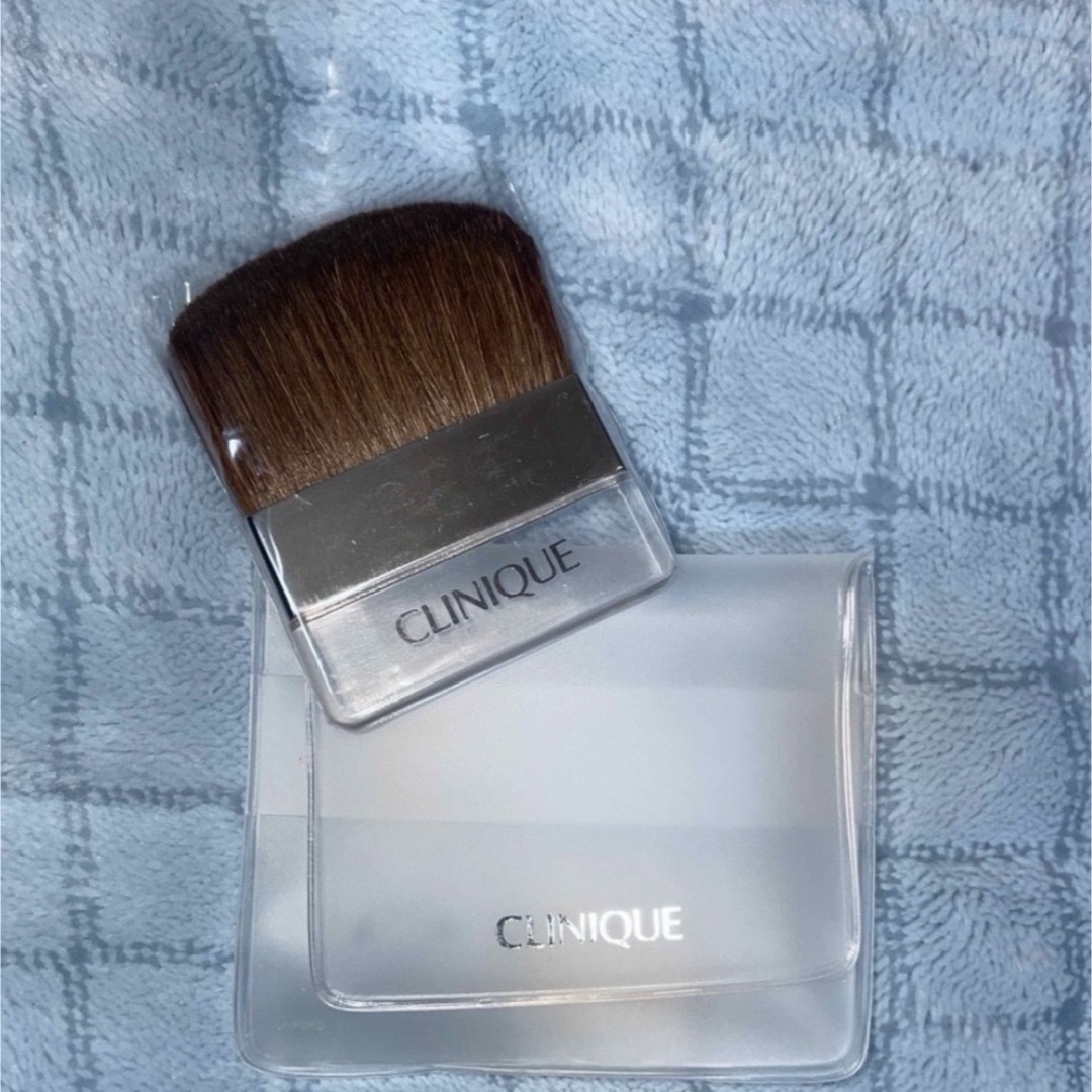 CLINIQUE(クリニーク)のCLINIQUEイーブン ベター ブライトニング ルースパウダー 付属ブラシ コスメ/美容のベースメイク/化粧品(フェイスパウダー)の商品写真