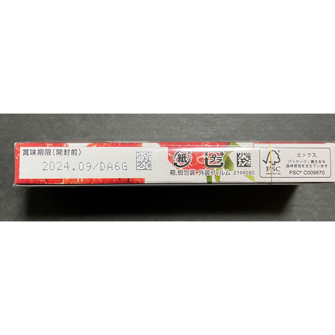 明治(メイジ)の【明治】meijiチョコレート〈ストロベリー〉10枚入り×1箱 食品/飲料/酒の食品(菓子/デザート)の商品写真