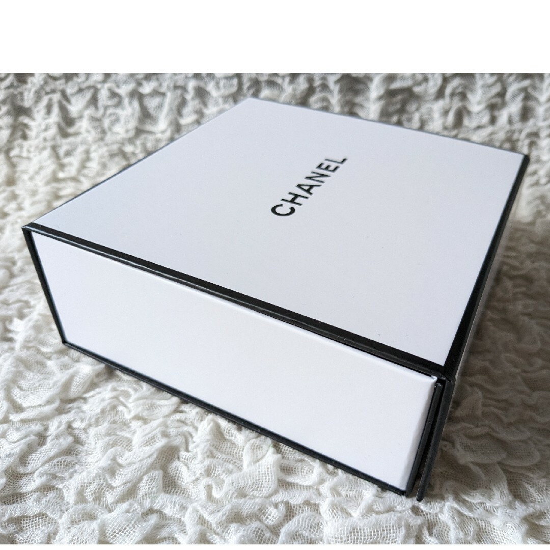 CHANEL - CHANEL シャネル□マグネット開閉 白 箱&リボンの通販 CHANEL - CHANEL シャネル□マグネット開閉 白 箱&リボンの通販