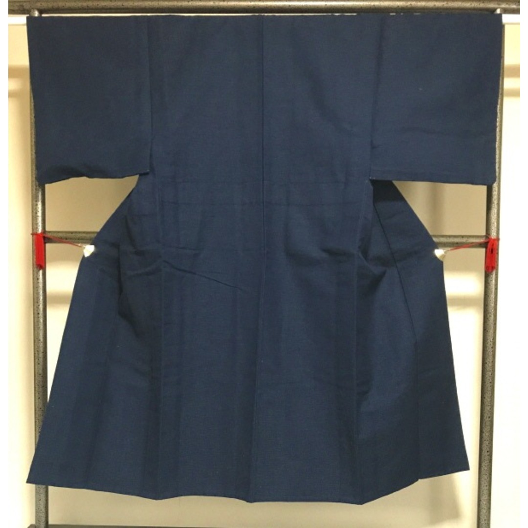 【中古】ウール 男物 濃紺地に格子文様 単衣 裄66.5cm Sサイズ メンズの水着/浴衣(着物)の商品写真