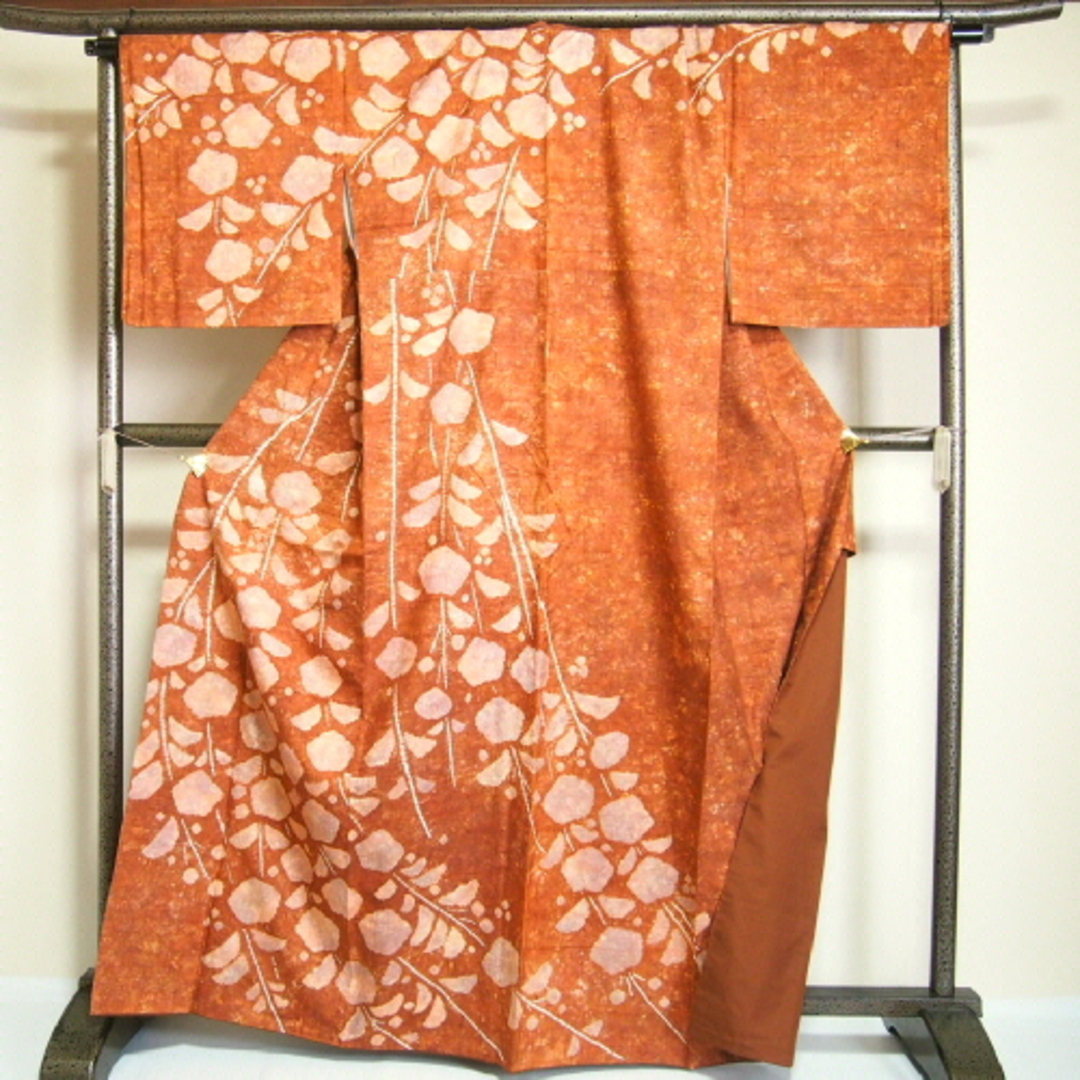 中古 付け下げ 正絹 絞り染め 赤茶地に枝花模様の染め紬 付下げ 中古 付け下げ 正絹 絞り染め 赤茶地に枝花模様の染め紬 付下げ
