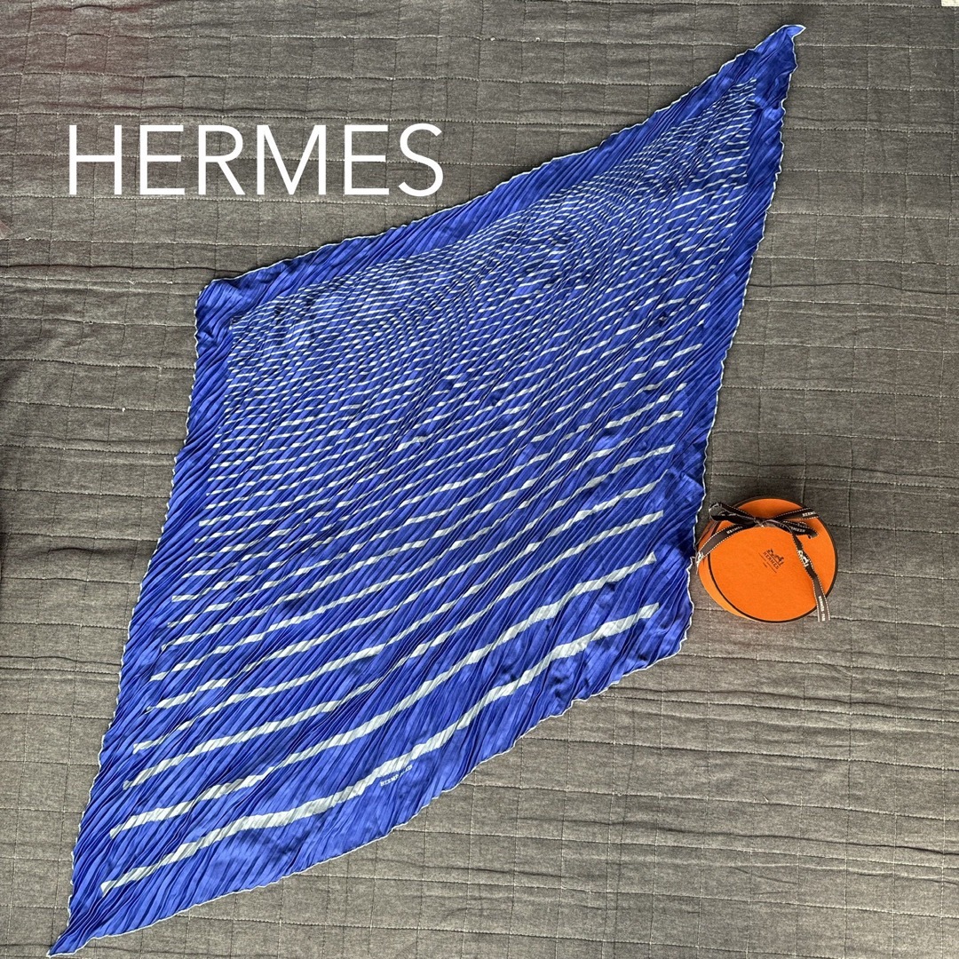 Hermes(エルメス)のHERMES エルメス カレ ブルー シルクプリーツスカーフ ボーダー BOX付 レディースのファッション小物(バンダナ/スカーフ)の商品写真