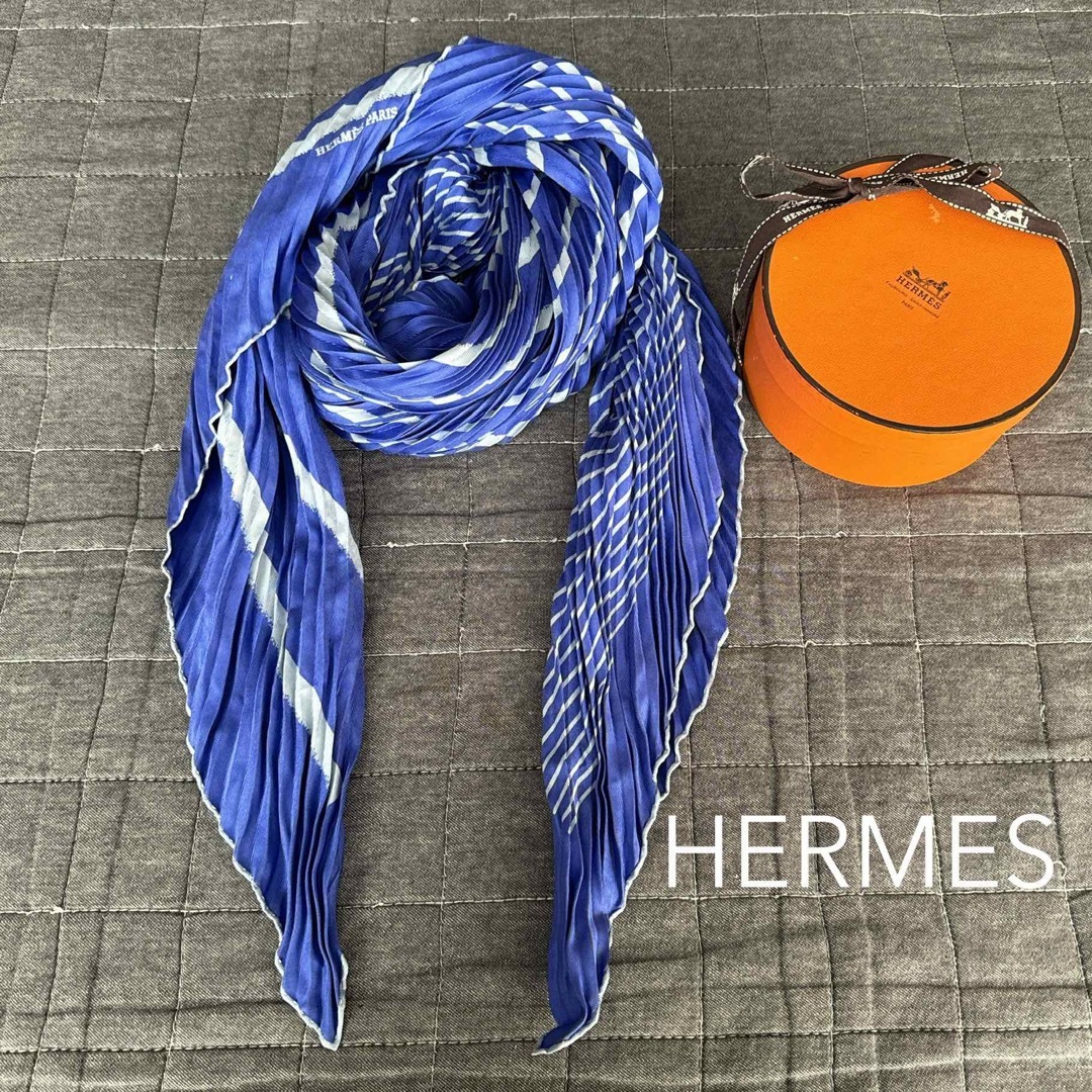Hermes(エルメス)のHERMES エルメス カレ ブルー シルクプリーツスカーフ ボーダー BOX付 レディースのファッション小物(バンダナ/スカーフ)の商品写真