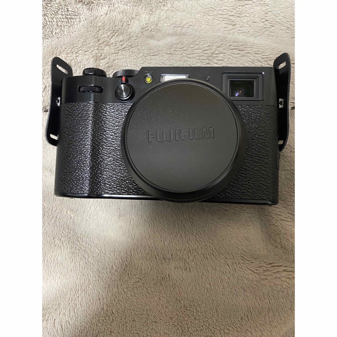富士フイルム(フジフイルム)のFUJIFILM X100V ブラック 極美品  スマホ/家電/カメラのカメラ(コンパクトデジタルカメラ)の商品写真