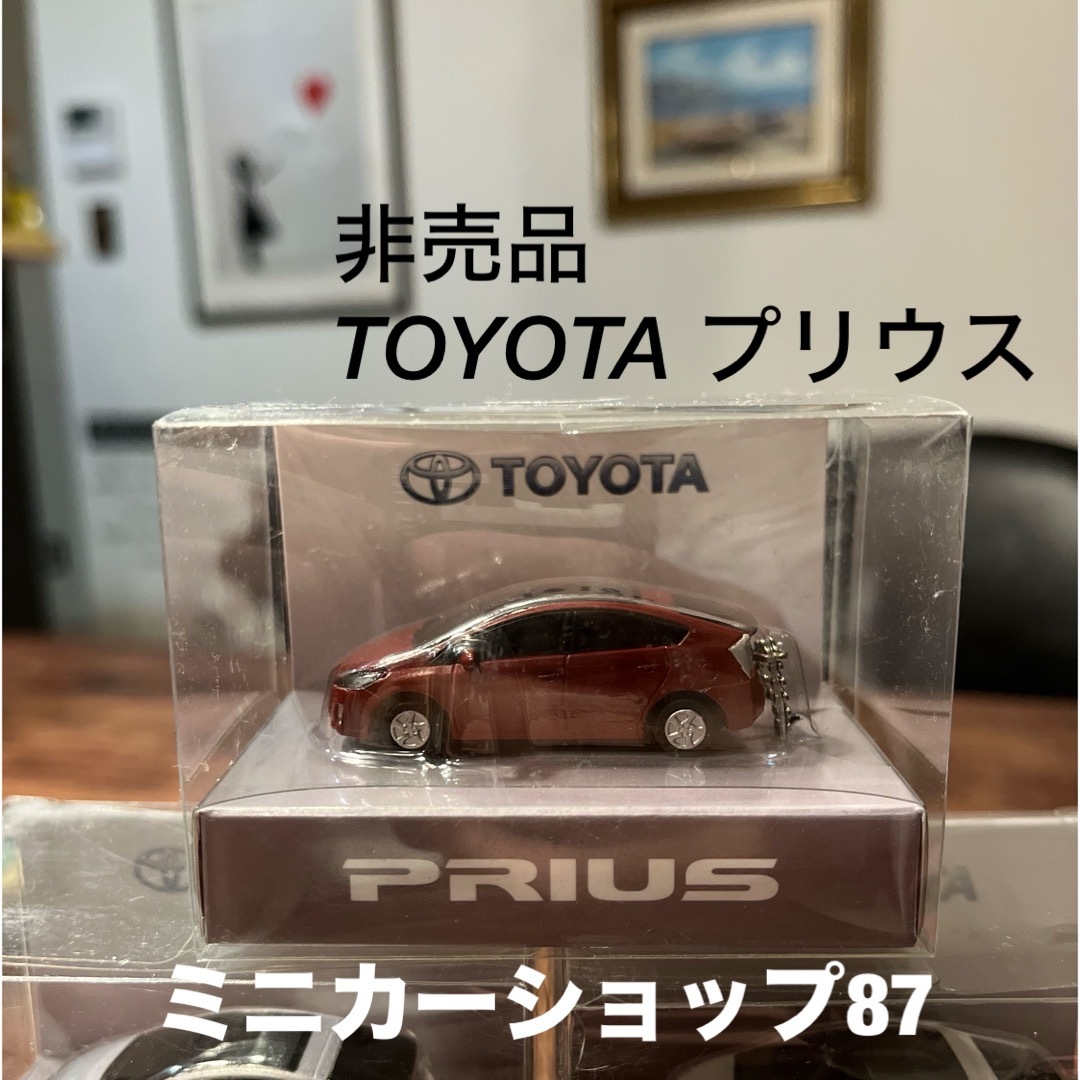 トヨタ　プリウス　ミニカー　赤 エンタメ/ホビーのおもちゃ/ぬいぐるみ(ミニカー)の商品写真