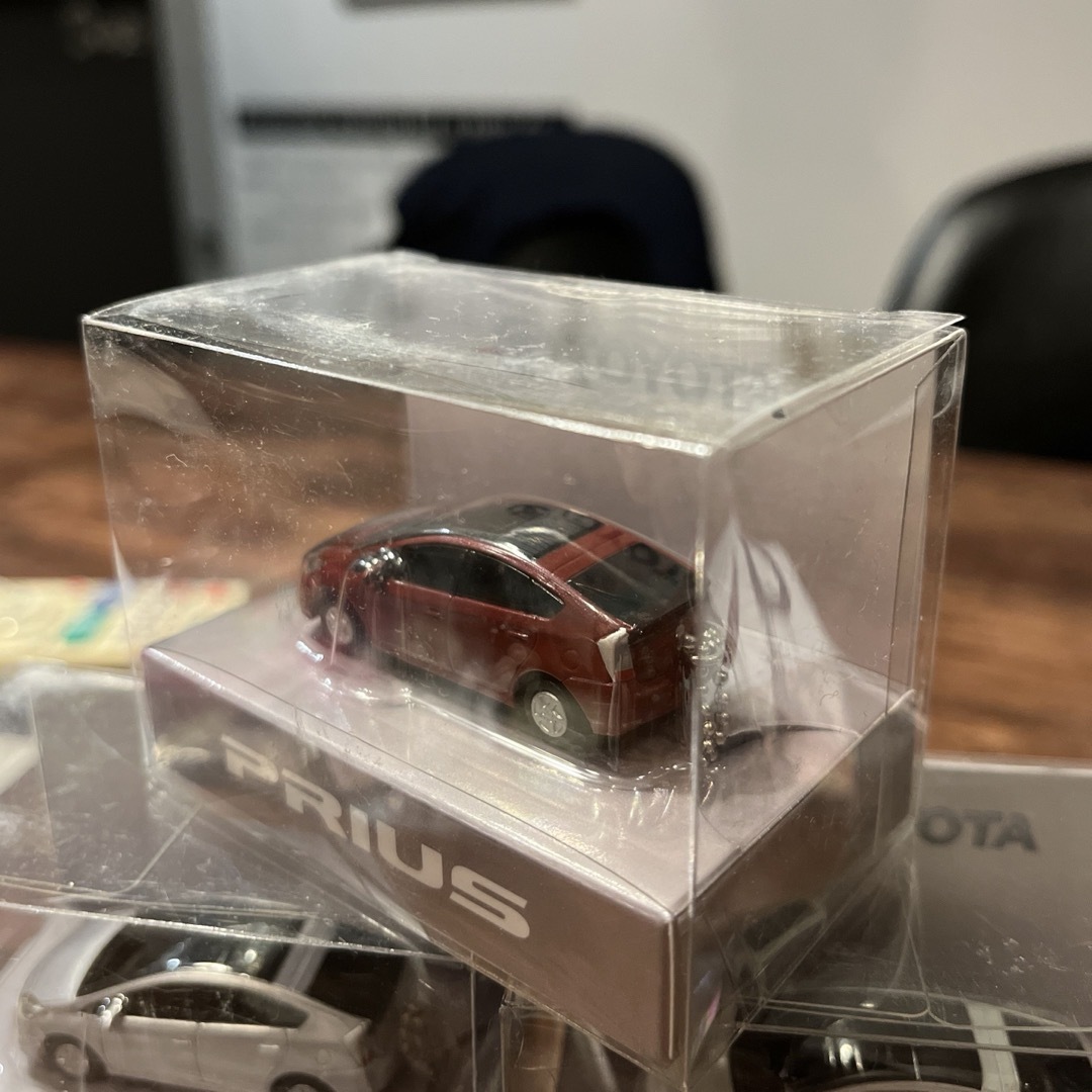 トヨタ　プリウス　ミニカー　赤 エンタメ/ホビーのおもちゃ/ぬいぐるみ(ミニカー)の商品写真
