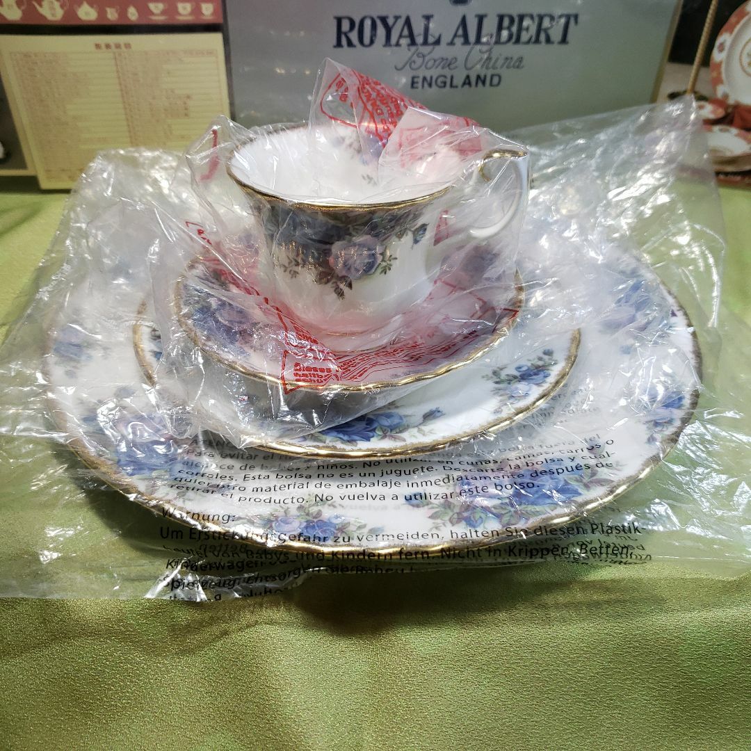 ROYAL ALBERT(ロイヤルアルバート)のロイヤルアルバート　ムーンライトローズ　Ｃ＆Ｓ＆18cm&26.5cmプレート インテリア/住まい/日用品のキッチン/食器(グラス/カップ)の商品写真