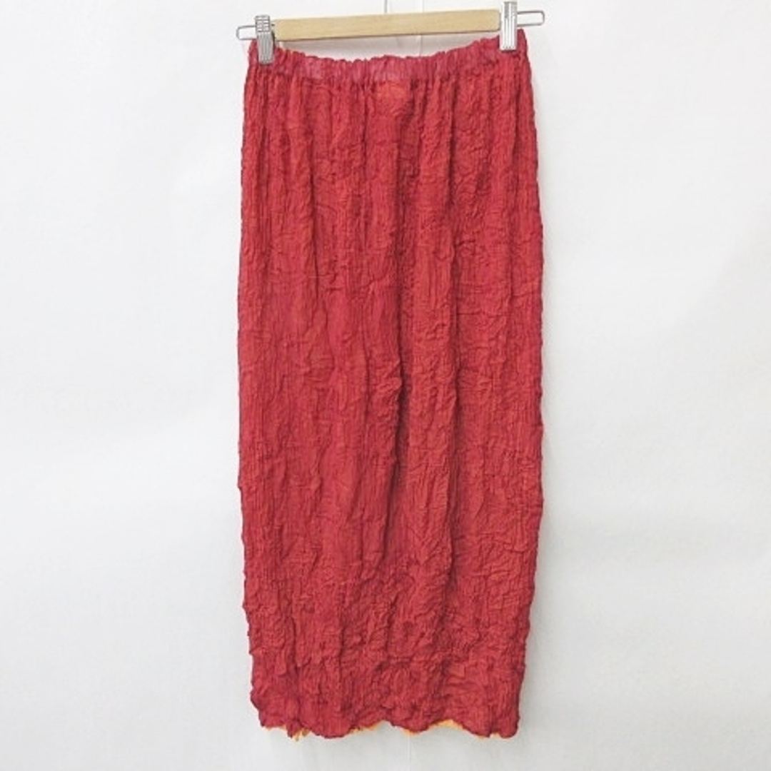 ISSEY MIYAKE(イッセイミヤケ)のイッセイミヤケ スカート プリーツスカート ロング シワ加工 裏地付 赤 M レディースのスカート(ロングスカート)の商品写真