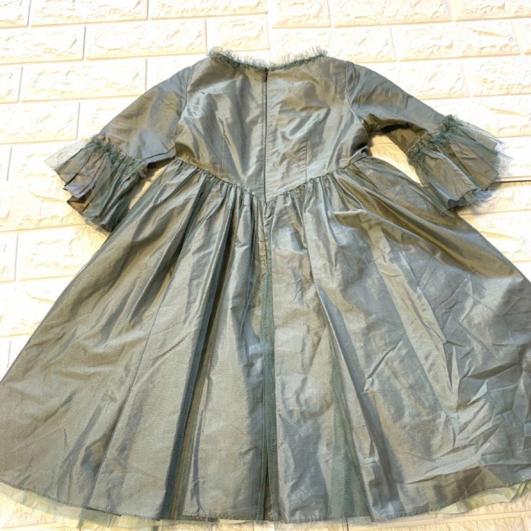 Bonpoint(ボンポワン)の定価10万以上　一度着用のみ　120 ボンポワン　シルク モスグリーンドレス キッズ/ベビー/マタニティのキッズ服女の子用(90cm~)(ドレス/フォーマル)の商品写真