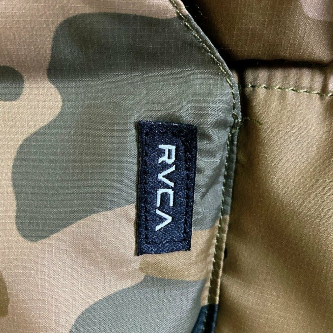 RVCA(ルーカ)の★RVCA ルーカ BB042767 CRUCIAL PUFFER HD JACKET 中綿ジャケット カモフラ カーキ sizeXL メンズのジャケット/アウター(ダウンジャケット)の商品写真