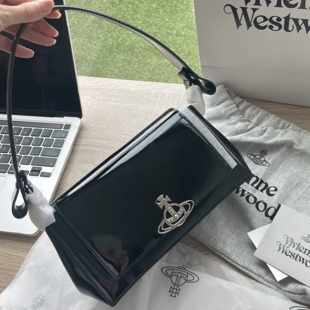 Vivienne Westwood(ヴィヴィアンウエストウッド)のVivienne Westwood Hazel ハンドバッグ　ブラック レディースのバッグ(ハンドバッグ)の商品写真