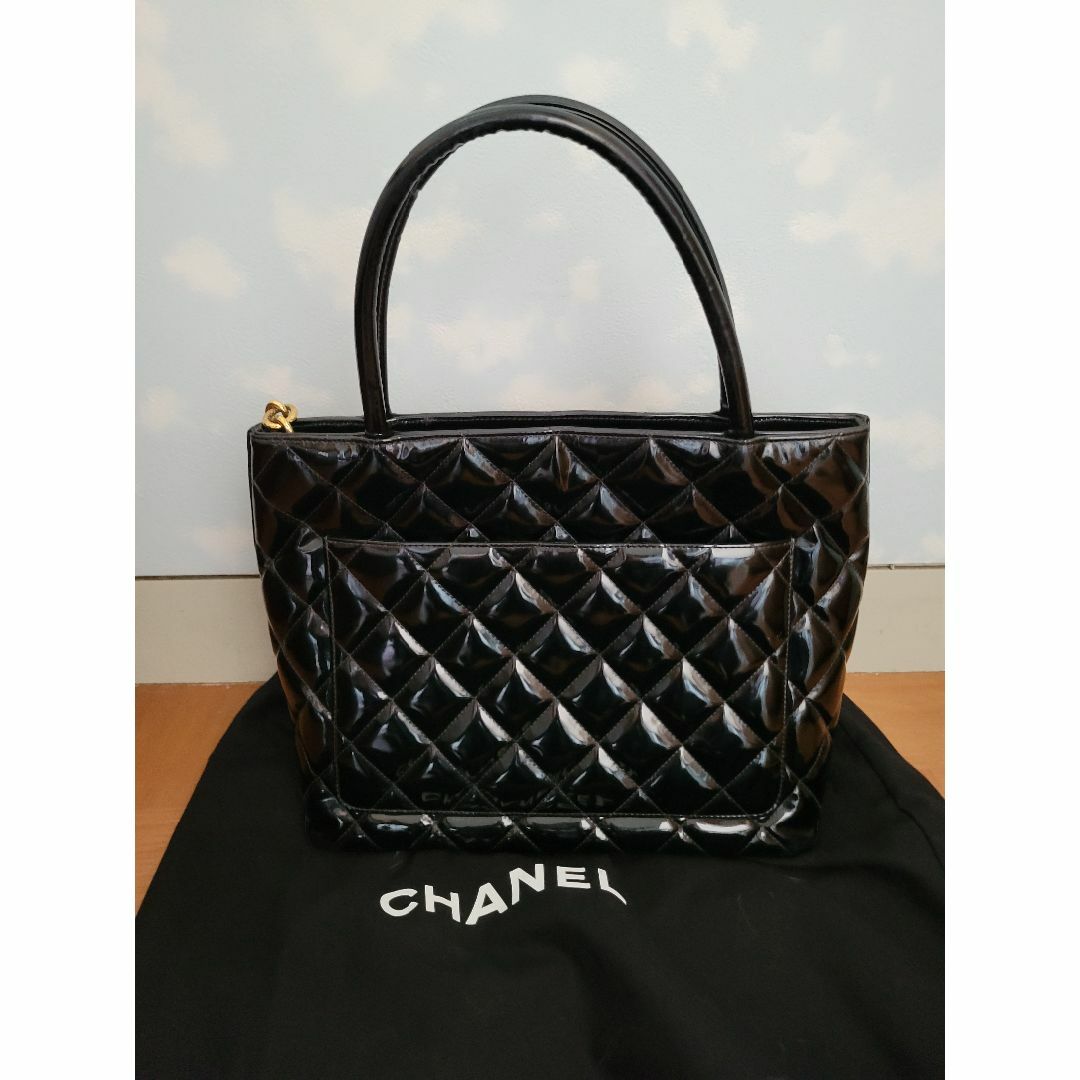 CHANEL(シャネル)の美品本物格安CHANELのエナメルの復刻トート レディースのバッグ(トートバッグ)の商品写真