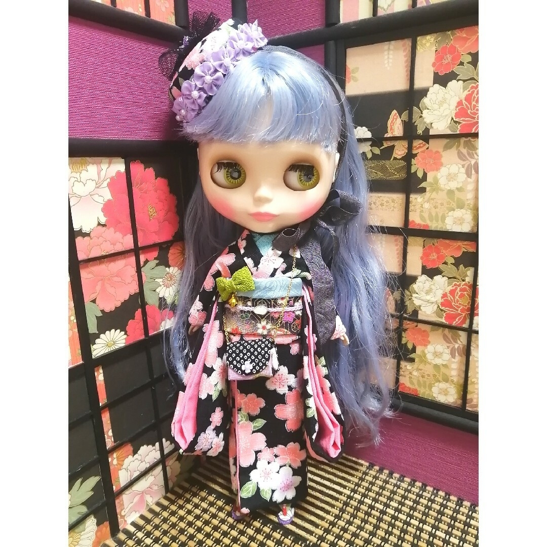 Takara Tomy(タカラトミー)の【夢人夜呉服店】ブライス　着物　振袖　お雛祭り　お帽子ちゃんのお着物セット(黒) ハンドメイドのぬいぐるみ/人形(人形)の商品写真