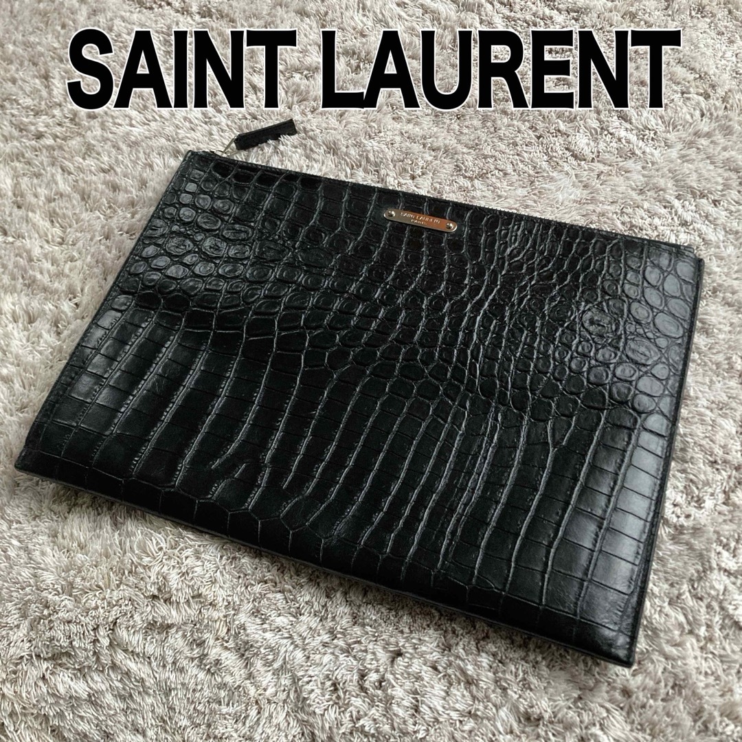 Saint Laurent(サンローラン)の【美品】サンローラン クラッチバッグ ロゴプレート クロコ型押しレザー ブラック メンズのバッグ(セカンドバッグ/クラッチバッグ)の商品写真