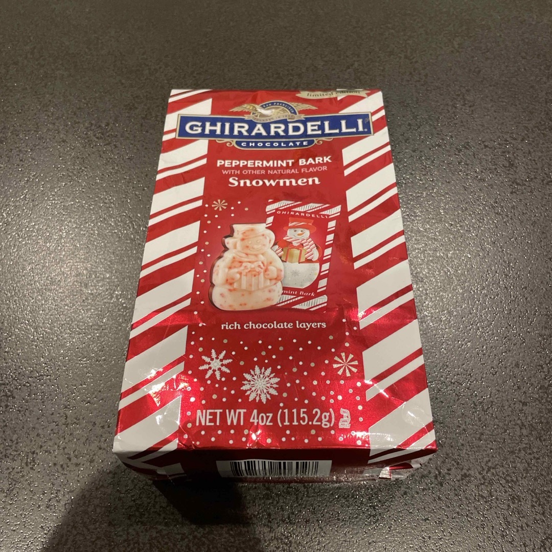 Lindt(リンツ)の期間限定❗️ギラデリ　GHIRADELLI  ペパーミントバーク　海外　ホリデー 食品/飲料/酒の食品(菓子/デザート)の商品写真