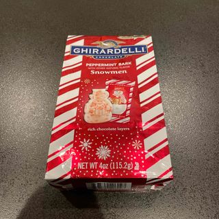 リンツ(Lindt)の期間限定❗️ギラデリ　GHIRADELLI  ペパーミントバーク　海外　ホリデー(菓子/デザート)