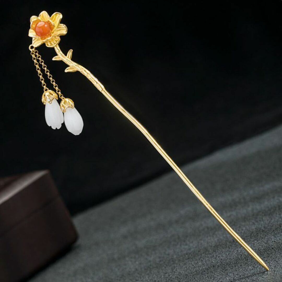 木蓮の花をイメージした簪 - 華やかなガーネットとネフライトが 木蓮の花をイメージした簪 - 華やかなガーネットとネフライトが