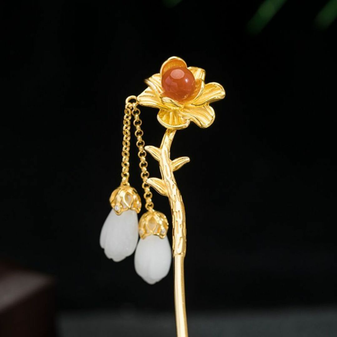 木蓮の花をイメージした簪 - 華やかなガーネットとネフライトが 木蓮の花をイメージした簪 - 華やかなガーネットとネフライトが