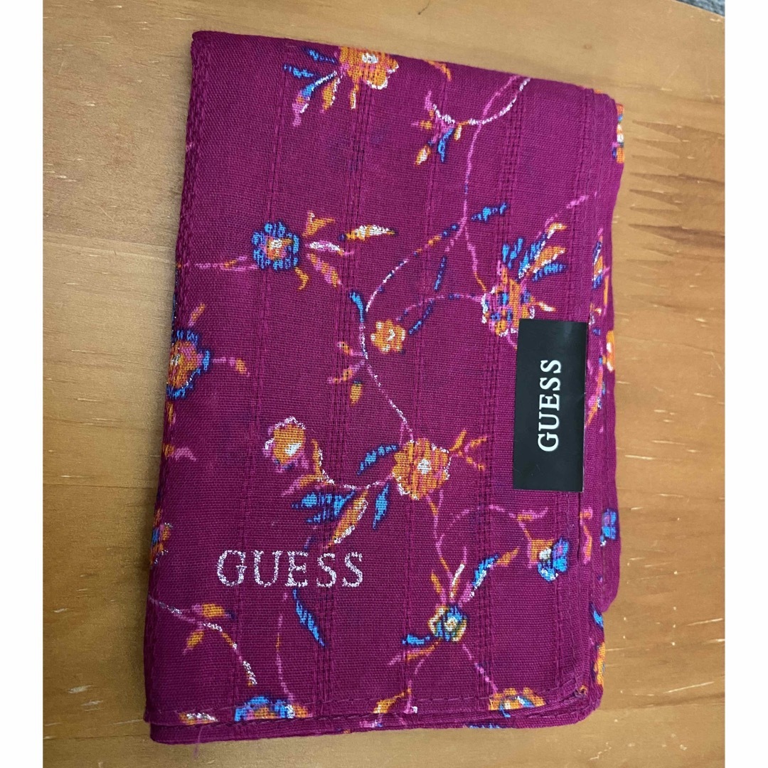 GUESS(ゲス)のレア　シールタグ付き　GUESS  ゲス　ハンカチ　ピンク　花柄 レディースのファッション小物(ハンカチ)の商品写真