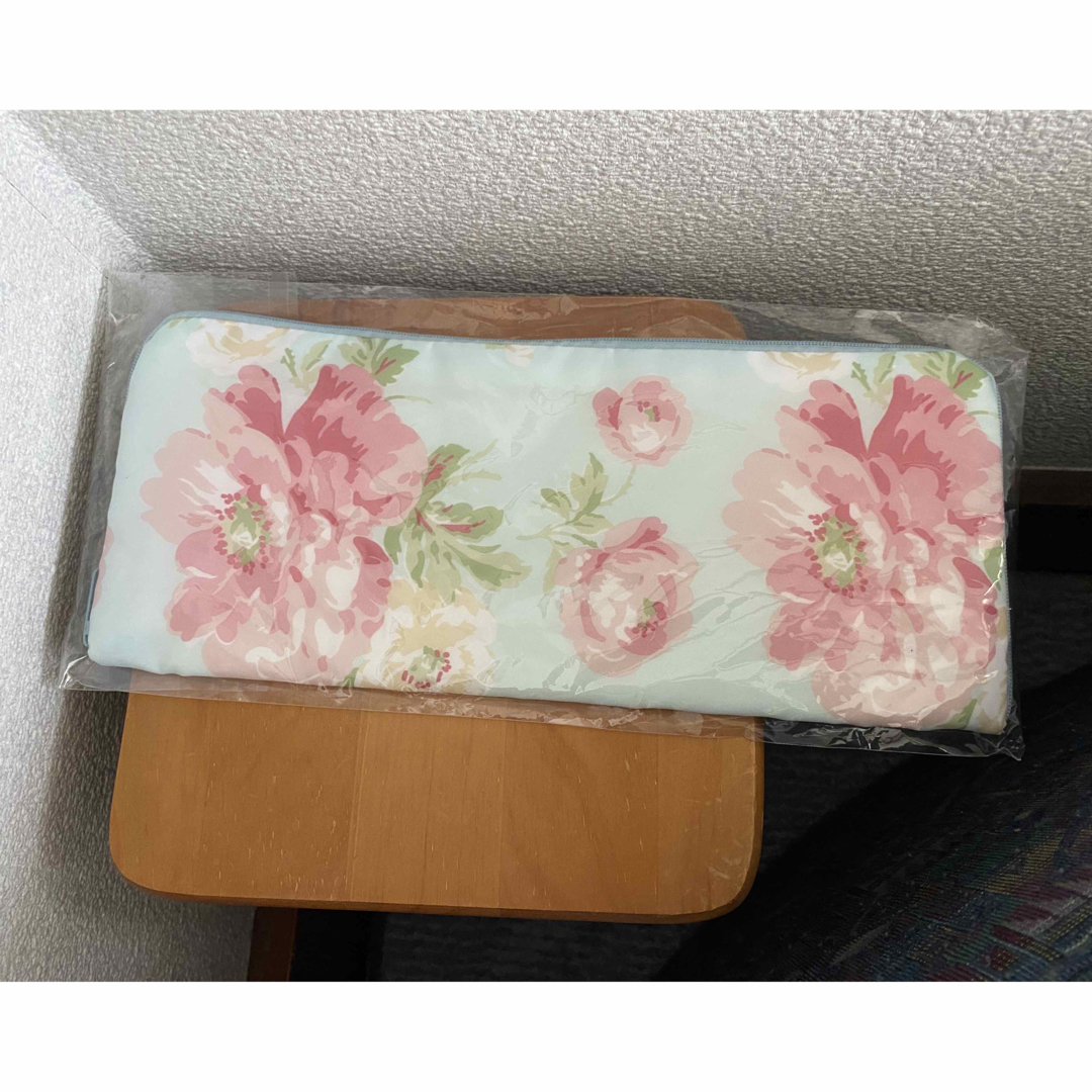 LAURA ASHLEY(ローラアシュレイ)の未開封　LAURA ASHLEY マルチ傘カバー　折りたたみ傘ケース　水色　花柄 レディースのファッション小物(ポーチ)の商品写真