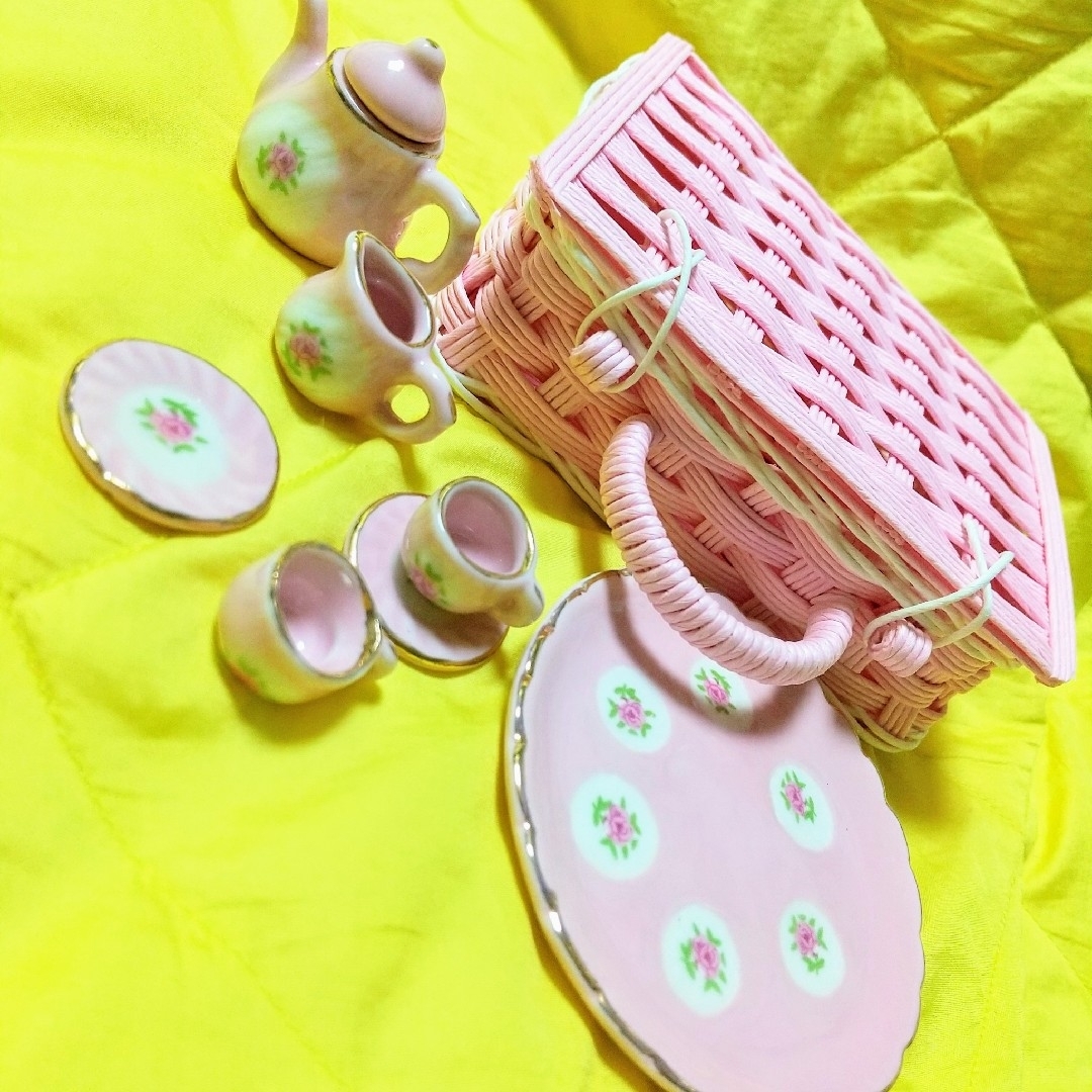 【新品】ドールハウス　ミニチュアティーセット　ハンドメイドバスケット(pink) ハンドメイドのおもちゃ(ミニチュア)の商品写真